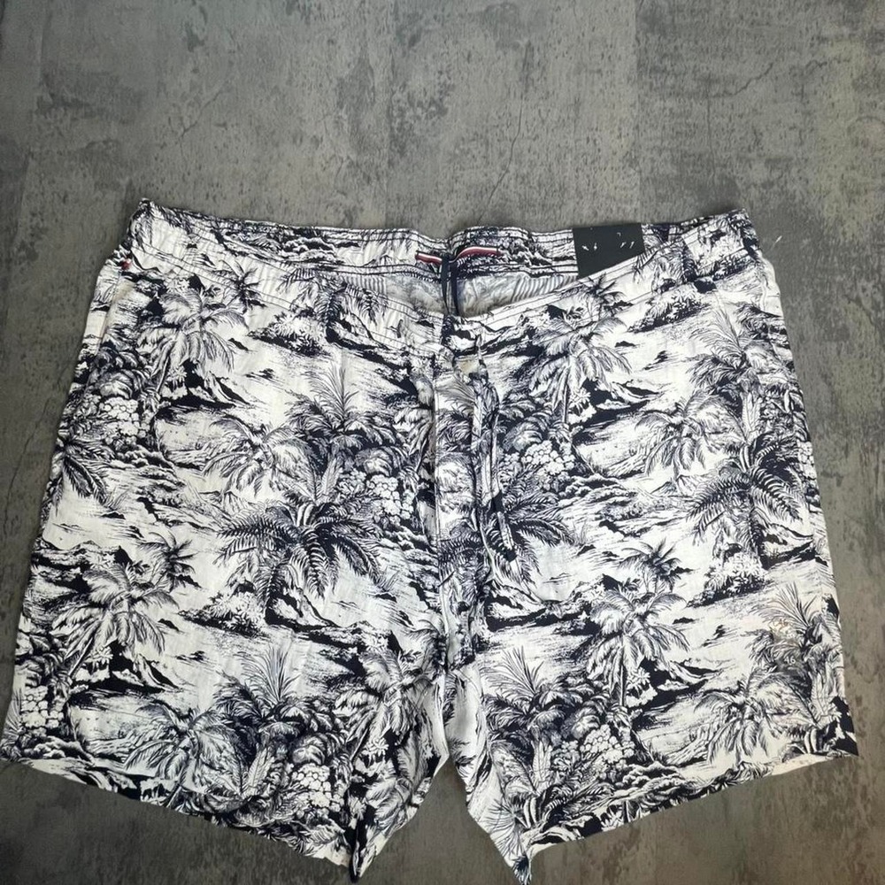 Tommy Hilfiger linen men's 46 Brooklyn short NWT. Tropical print black and white